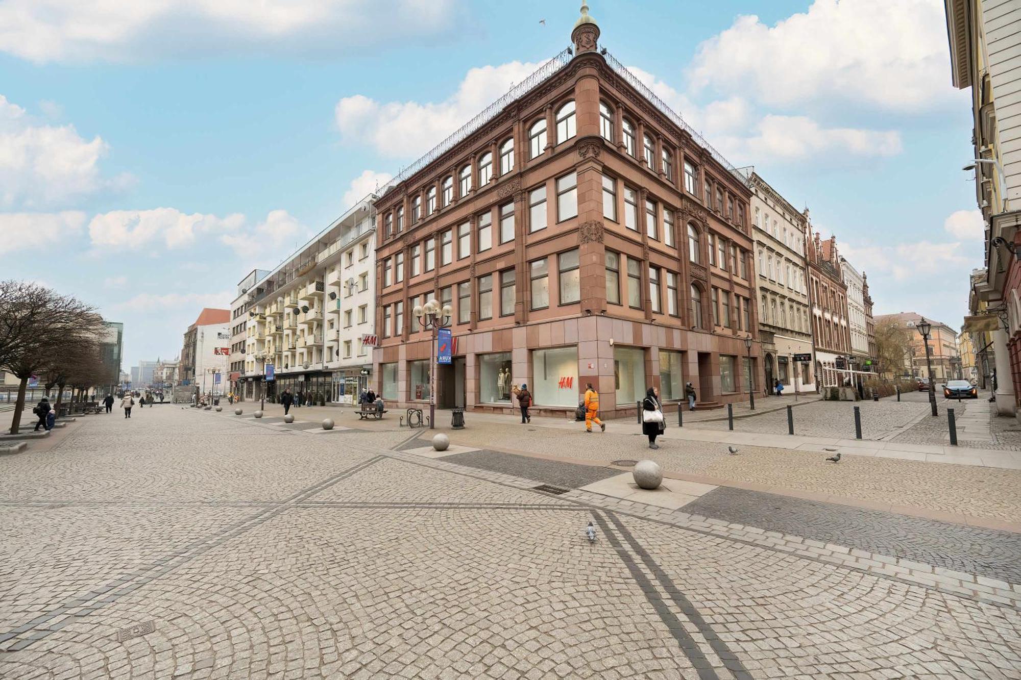 Unique And Bright Library Near Old Town In By Renters